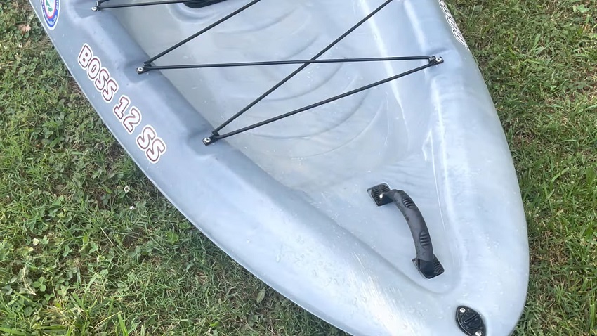A non-slip rubber-lined handle and a drain plug of the Sun Dolphin Boss 12 SS kayak