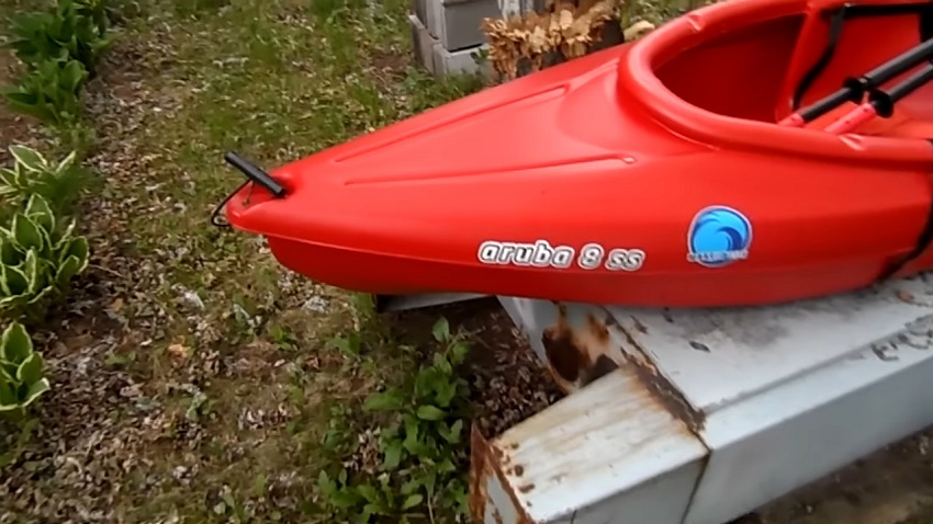 A t-handle of the Sun Dolphin Aruba 8 SS kayak
