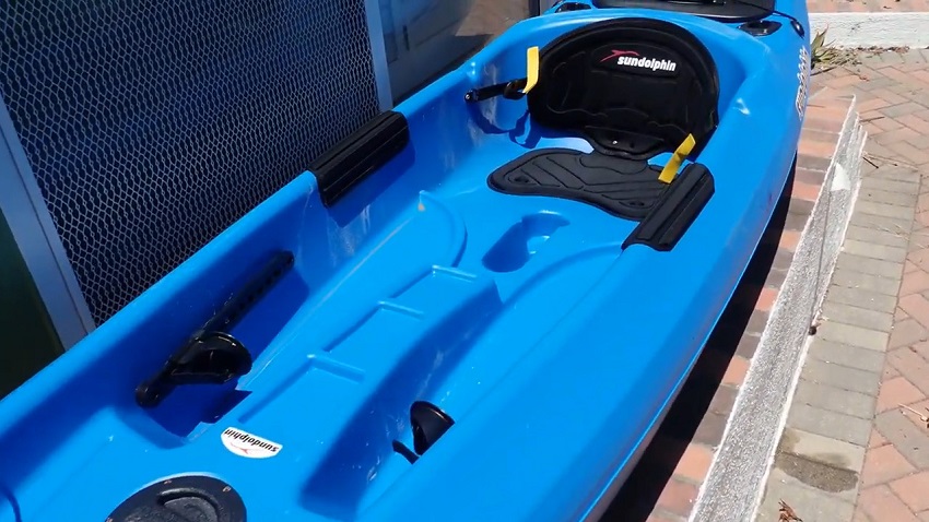 Two adjustable foot braces, two thigh pads and a seat of the Sun Dolphin Bali 12 SS kayak