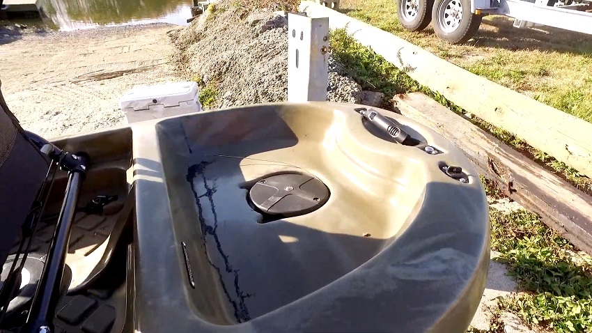 A shallow rear storage, a carry handle and a drain plug of the BKC PK14 kayak