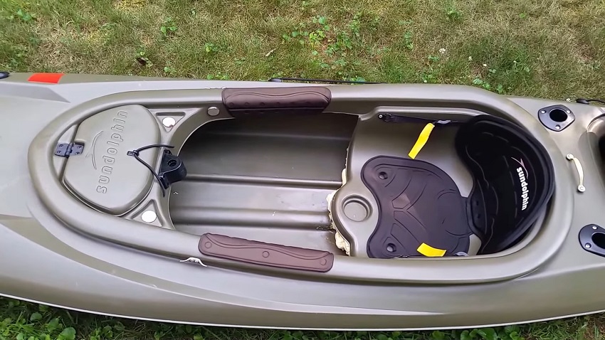 A cup holder, a padded seat and two protective thigh pads in the Sun Dolphin Excursion 12 SS kayak