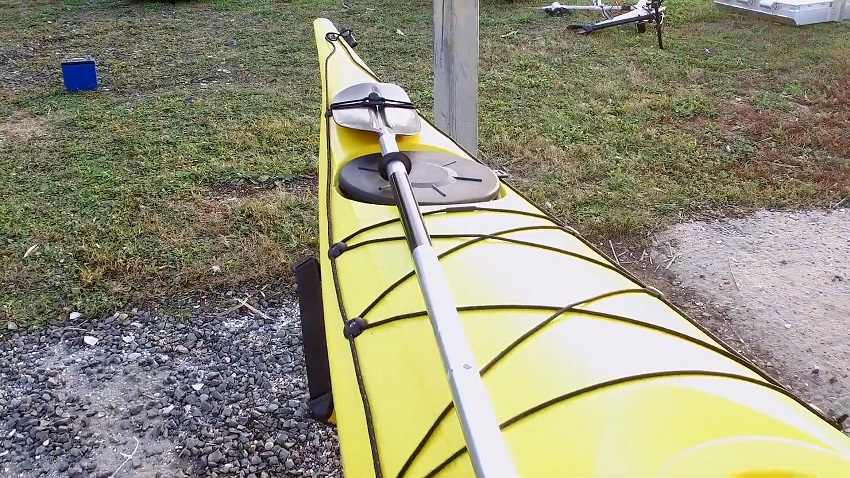 A t-handle and an anchor line all around the bow of the BKC SK287 kayak