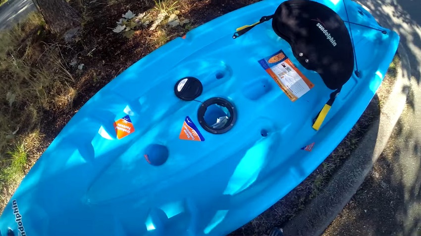 A cup holder, a watertight circular container and a seat with a padded backrest of the Sun Dolphin Camino 8 SS kayak