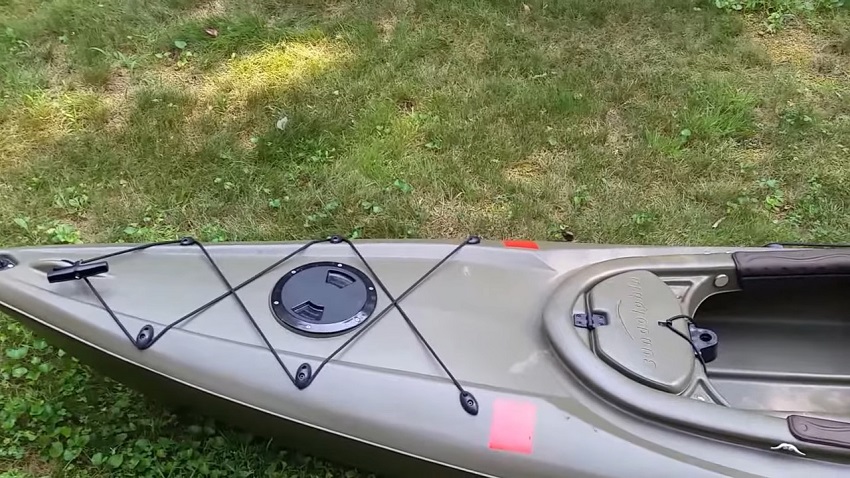 A drain plug, a carrying t-handle and a watertight circular hatch of the Sun Dolphin Excursion 12 SS kayak