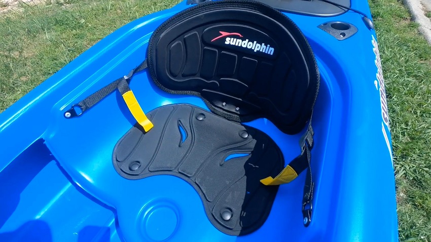 An adjustable padded seat of the Sun Dolphin Aruba 12 SS kayak