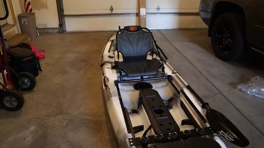 A comfortable seat and a paddle of the BKC FK13 kayak