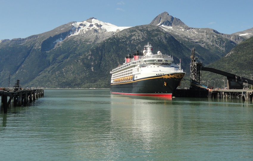 A cruise ship arrives in Skagway on Lake Bernard