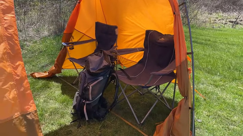 The North Face Wawona 6 tent screen room with chairs