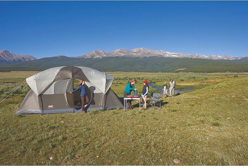 A family sets up a camp with the Coleman WeatherMaster 10-Person tent 